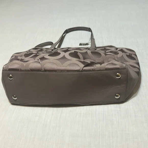 Coach Taylor OP Art Alexis Carryall. Inside zip. Zip Top Closure. - Picture 2 of 10